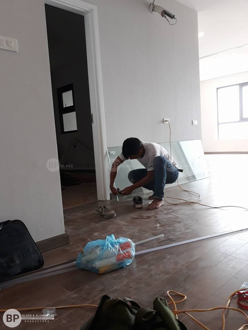 thi công lắp đặt vách tắm kính, cabin tắm tại goldsilk vạn phúc